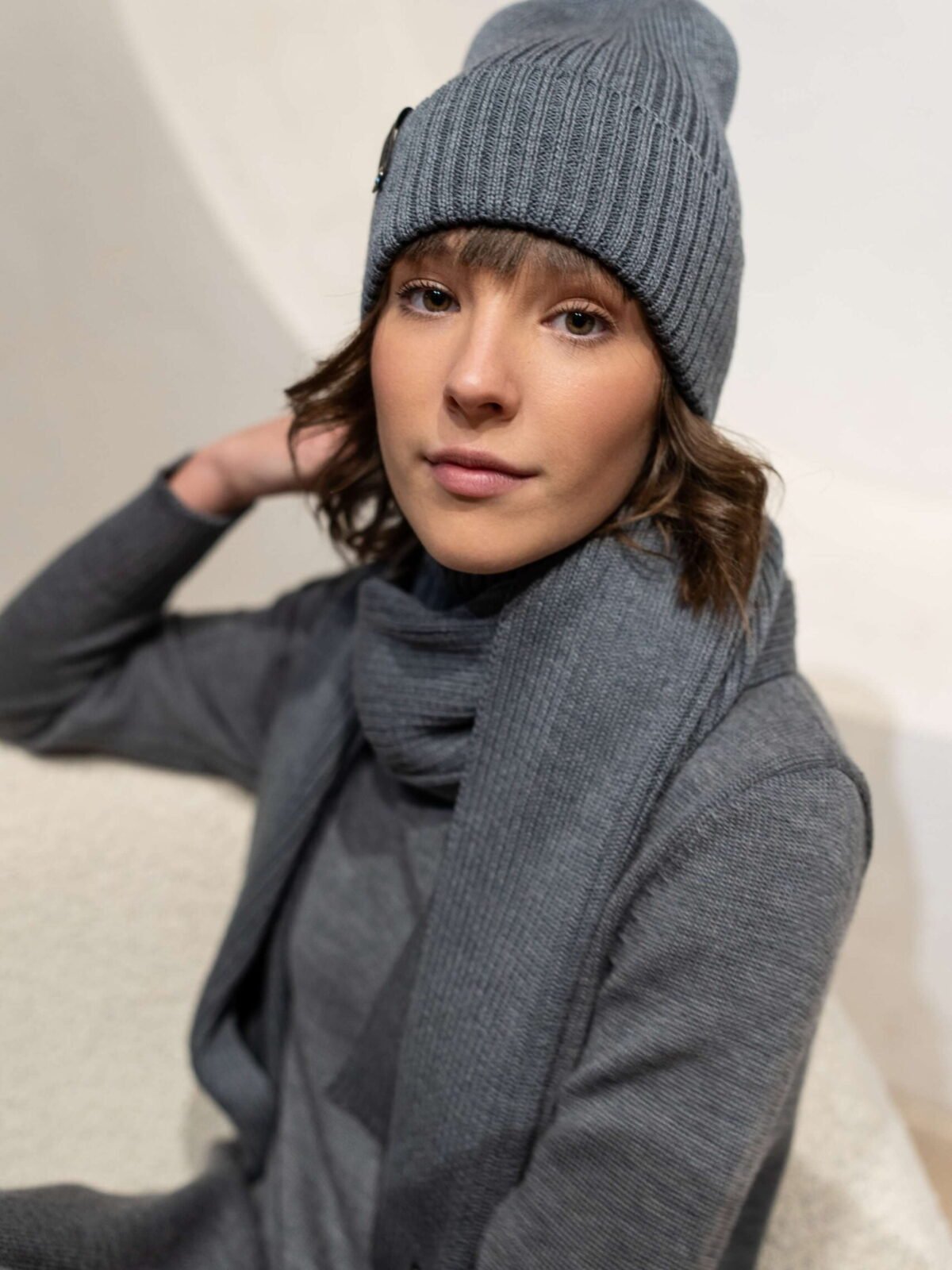 Grey ribbed beanie hat in merino wool.