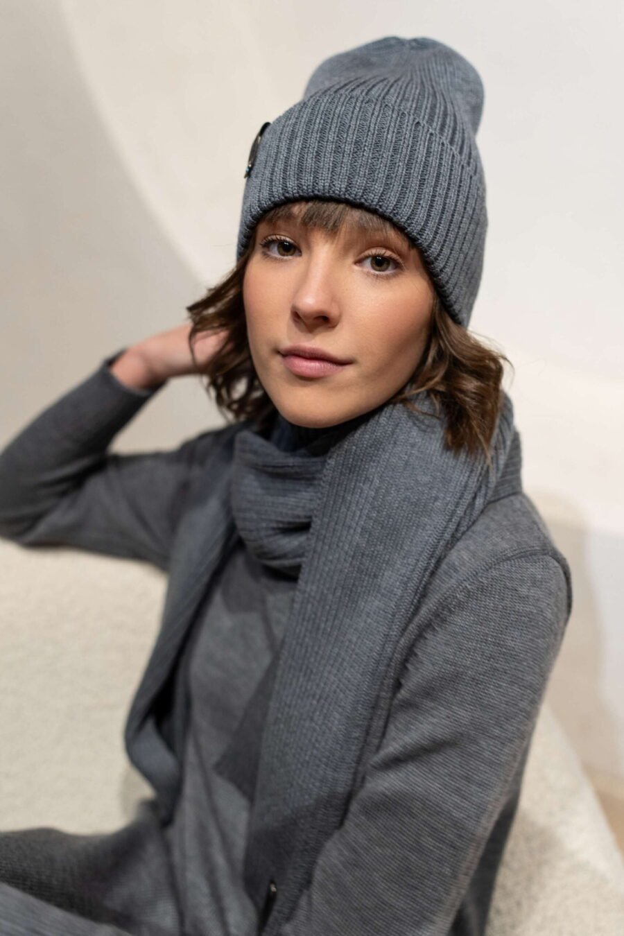 Grey ribbed beanie hat in merino wool.