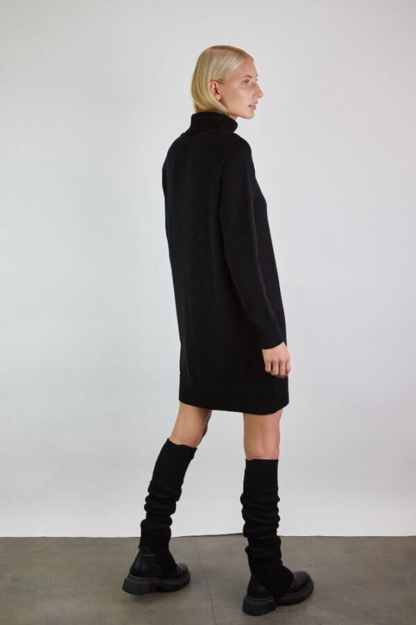 Minimalist knee-length dress with a roll neck an ribbed leg warmers with slits