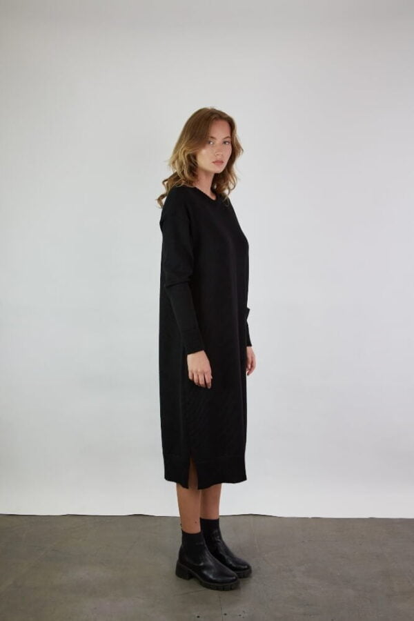 Mid-length merino wool dress with dropped shoulders and one front pocket