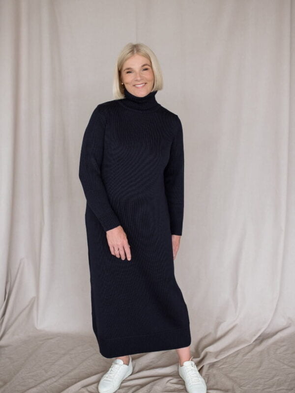 Relaxed fitting merino wool dress with a roll neck and a long ribbed hem