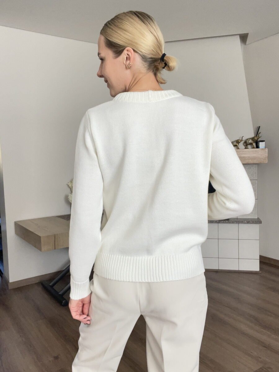 Minimalist merino wool sweater with a crew neck