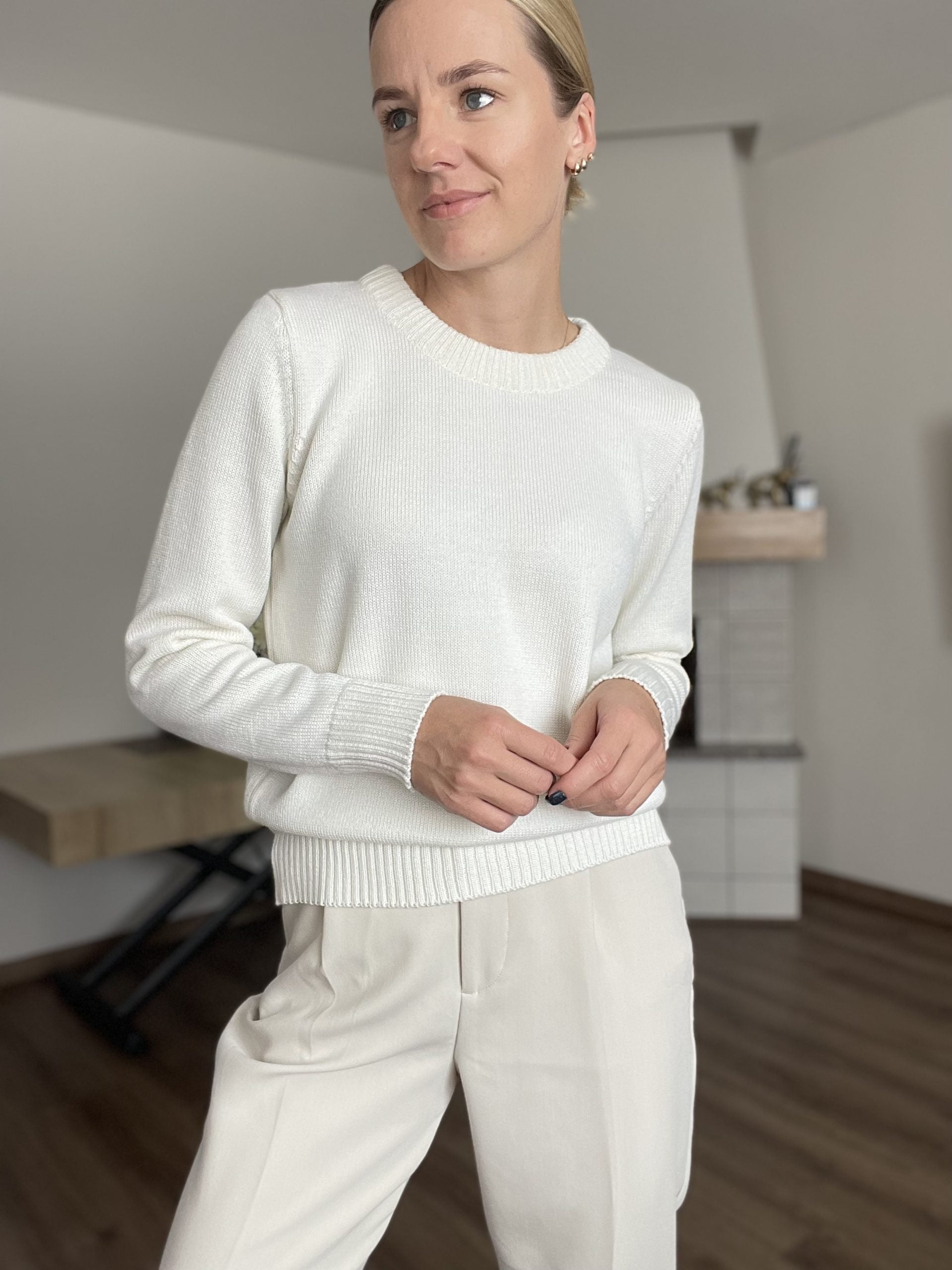 Minimalist merino wool jumper with a crew neck