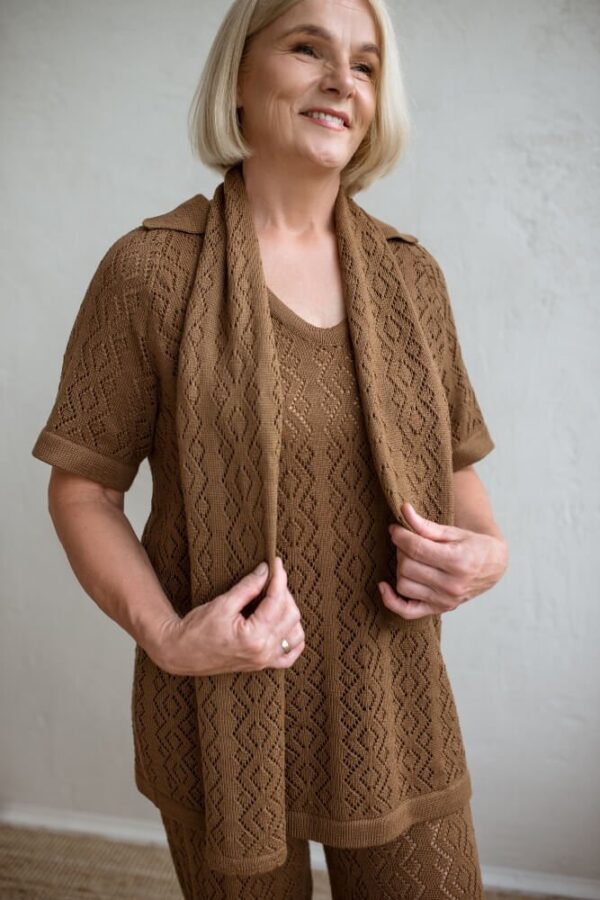 A merino wool set consisting of a short-sleeve blouse with a shirt collar, wide leg pants and a matching lace scarf