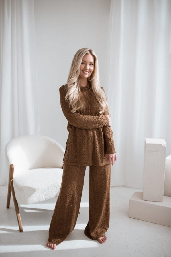 Elegant and comfortable -piece set of a tunic-like top and wide-leg pants.