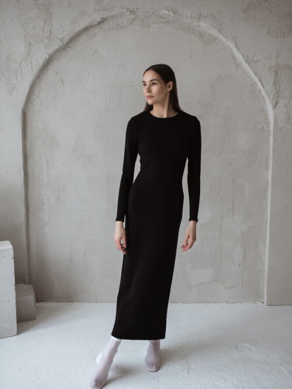 Minimalist merino wool dress with a side slit. Ideal for various occasions