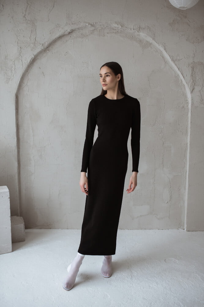 Minimalist merino wool dress with a side slit. Ideal for various occasions