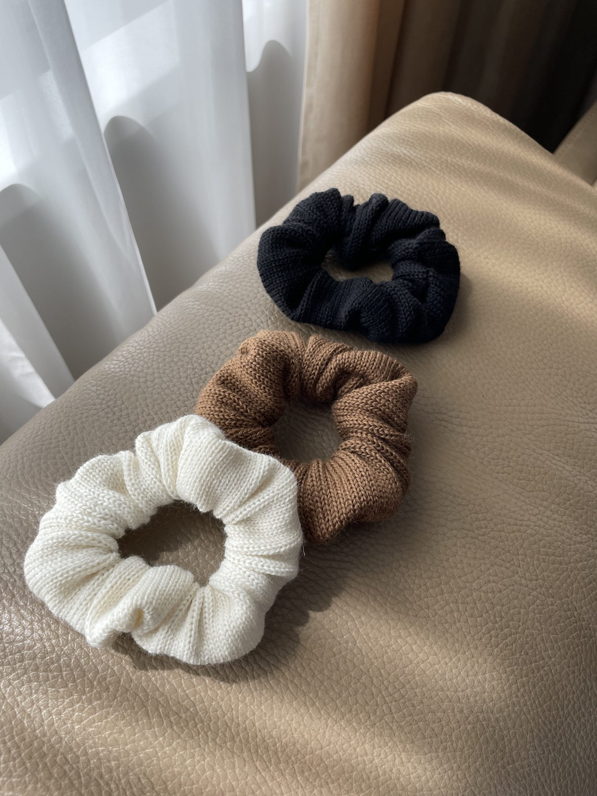 Minimalist hair scrunchies made of 100% merino wool