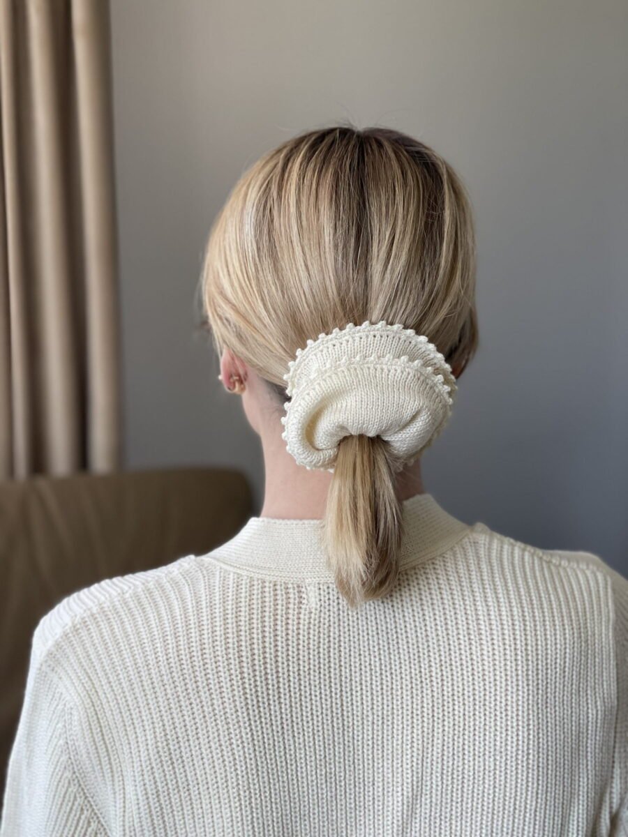 Knitted scrunchie with a crochet edge