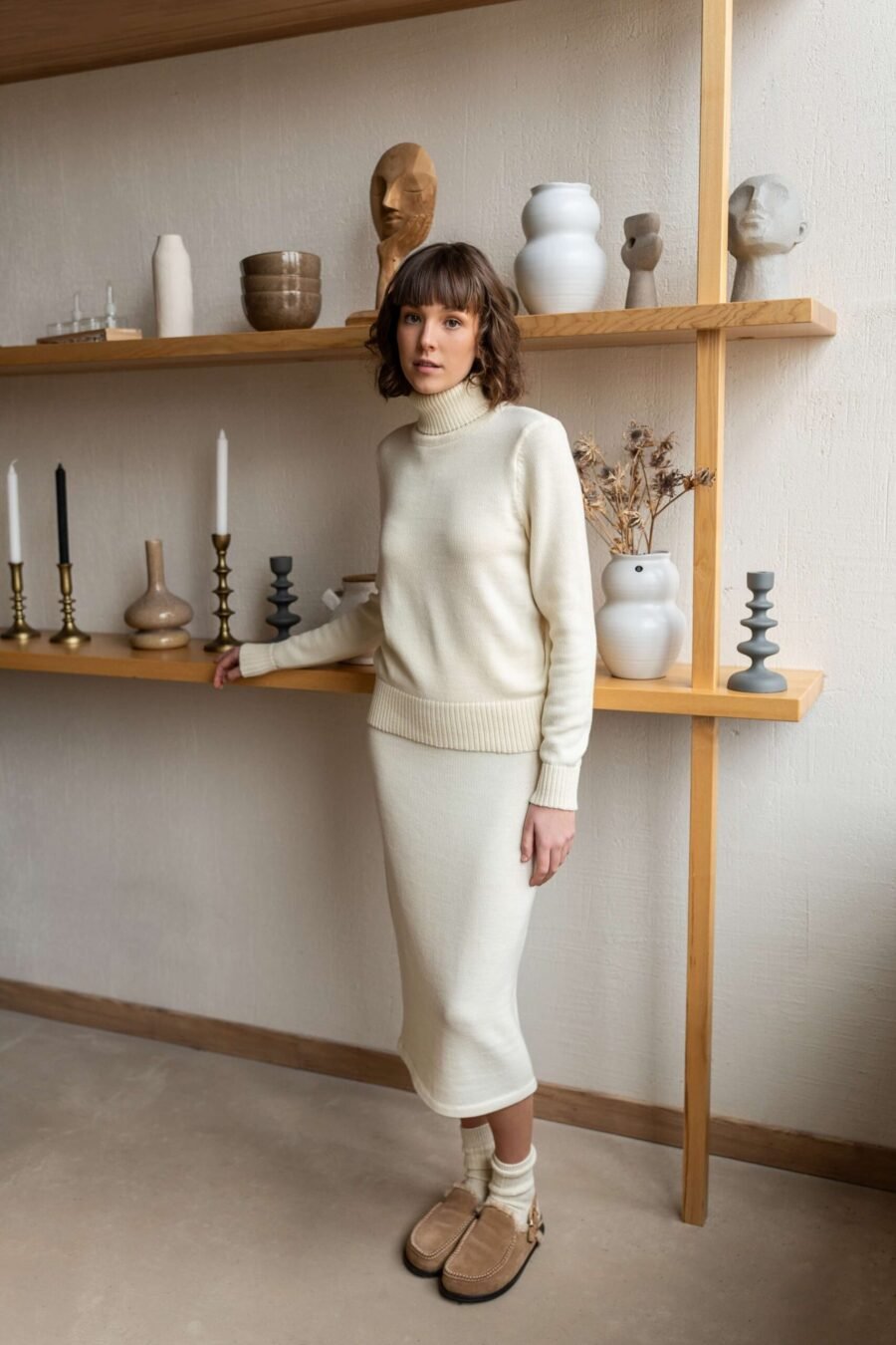 Minimalist and elegant combo of a merino wool sweater with a high neck and a slim-fit knitted skirt.