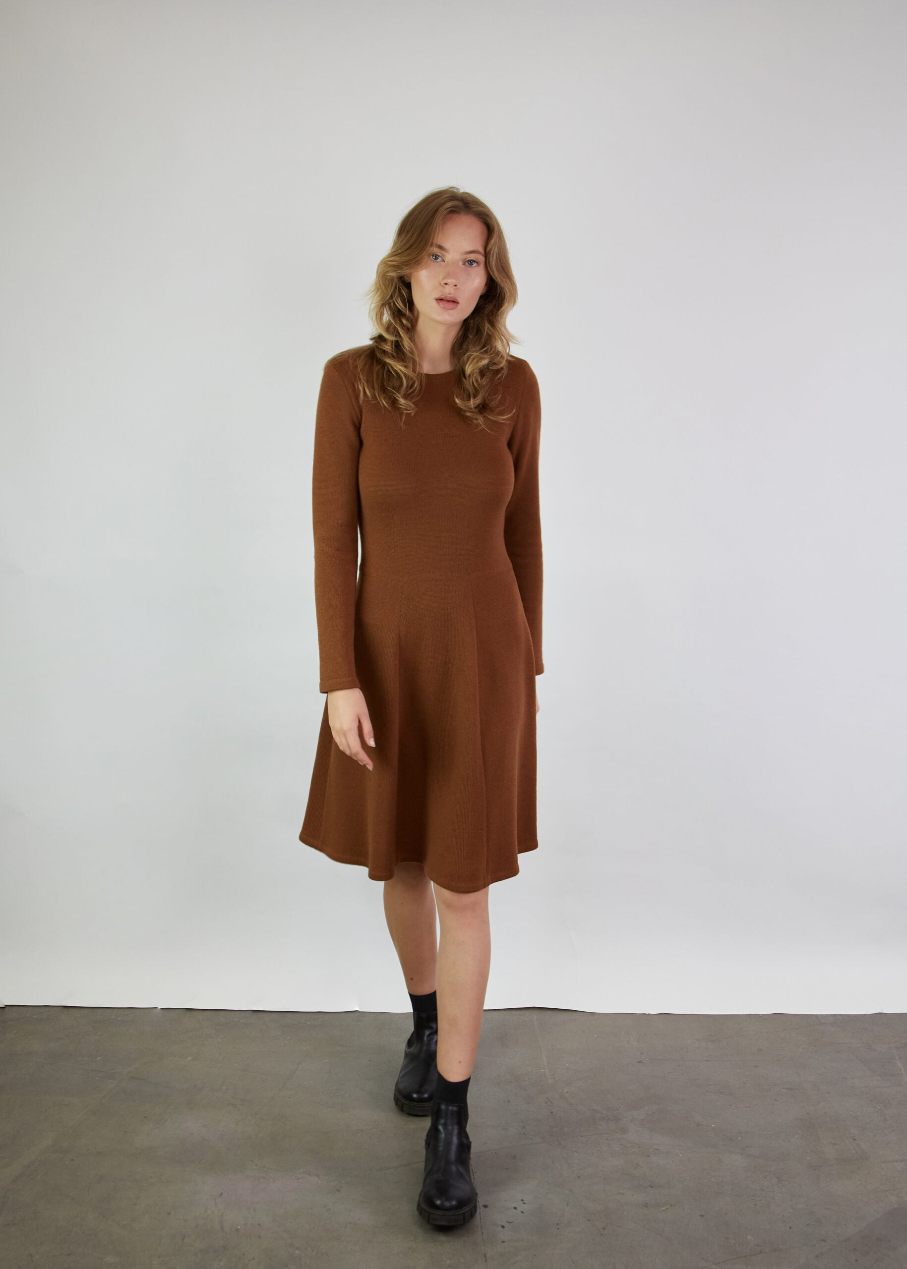 Brown merino wool dress with a fitted waist and a fluid half-circle skirt.