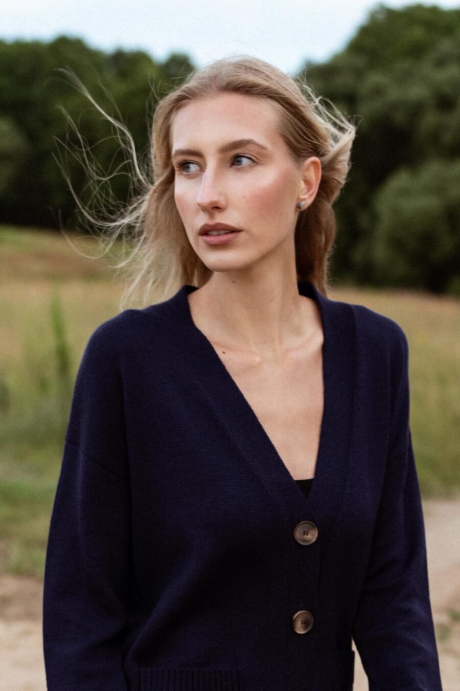 Megztų merino vilnos kelnių ir kardigano kostiumas