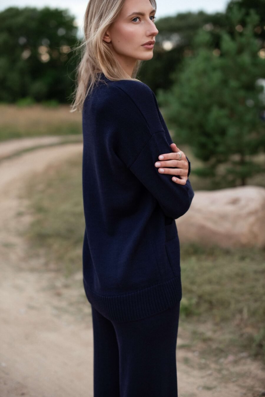 Megztų merino vilnos kelnių ir kardigano kostiumas